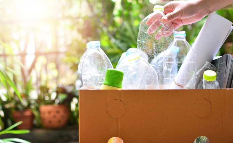 Cara Memanfaatkan Botol Plastik Bekas Menjadi Kerajinan Tangan Kreatif